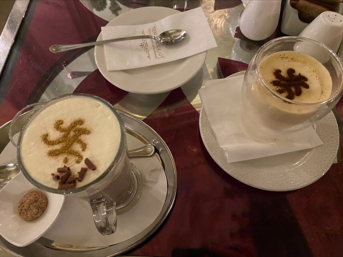 Горячий шоколад с настоящими сливками с фермы - отличный вкус!  В принципе недорого.