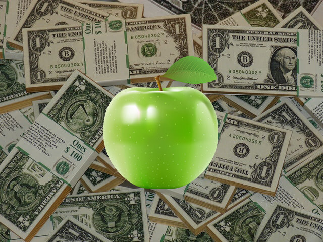 Представьте у вас 100 кг яблок, которые сейчас можно продать по 100 руб. за кг. А ещё вы знаете что на рынке наблюдается дефицит яблок и через месяц эти же яблоки у вас купят по 300 руб. за кг., но за этот месяц 15% яблок сгниёт и их нужно будет выкинуть. Вопрос, как поступите вы - умный предприниматель в данной ситуации?
Мне сдается, что умный предприниматель яблочки то попридержит и продаст по 300 руб. за кг и плевать ему если какая то часть их сгниёт. Прибыли то по итогу все получится больше. 
А если это не яблоки, а более жизненно важный продукт, например - хлеб. Помнится как во времена конца царской России и начала становления советской власти спекулянты придерживали хлеб на складах. Ждали когда цены ещё вырастут. А кто имел возможность, продавали заграницу по более выгодной цене чем в России. И это происходит в то же время как население местами загибались от голода.