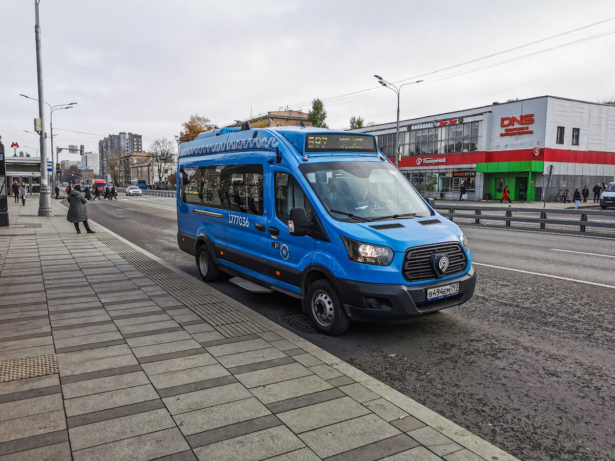 Микроавтобус 1777036 Нижегородец-222708 на маршруте № 597. Такие автобусы в Москве работают как рейсовые: останавливаются только на остановках, работают по расписанию и оплачивать в них проезд можно "Тройкой".