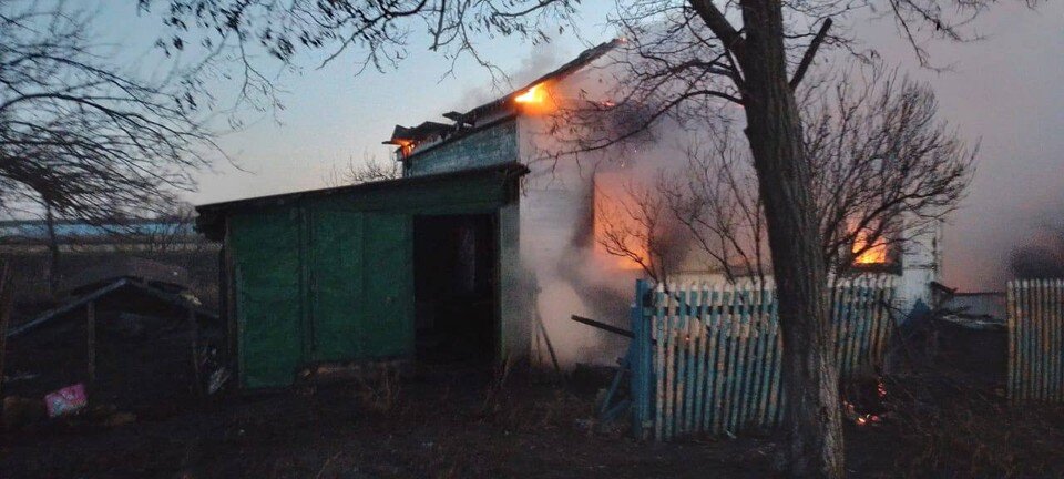     Когда спасатели прибыли на место, огонь уже полностью охватил дом. Фото: ГУ МЧС по Ростовской области.