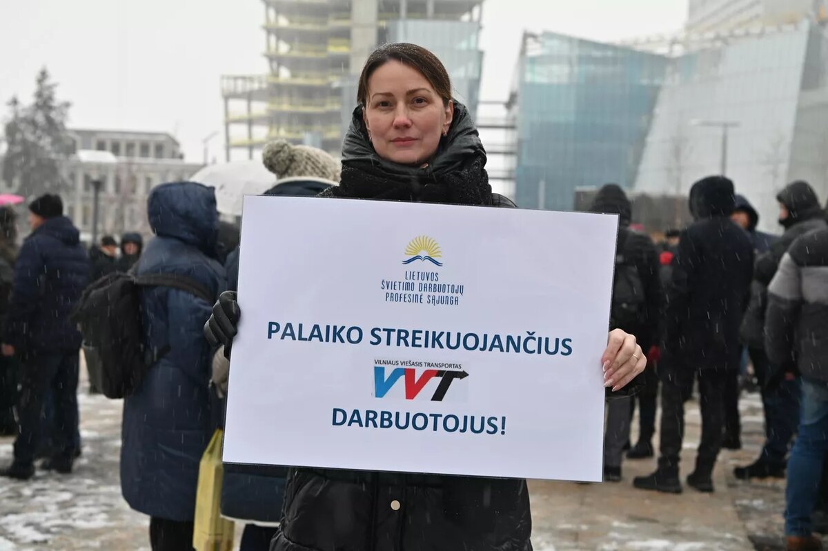 Литовский профсоюз "Солидарность" 9 декабря организовал акцию протеста напротив здания Вильнюсского самоуправления.