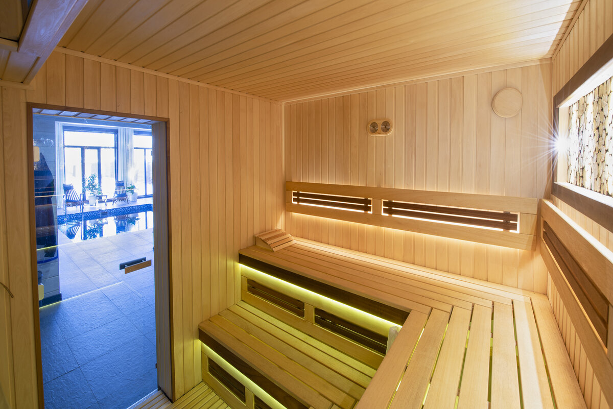 SPA-комплекс в п. Кольцово. Внутренняя отделка бассейна, русской бани и хамама выполнена нашей компанией. Дверь в баню выполнена из закалённого стекла в алюминиевом профиле. Ручка дерево-дерево. Магнитное примыкание. Три петли.