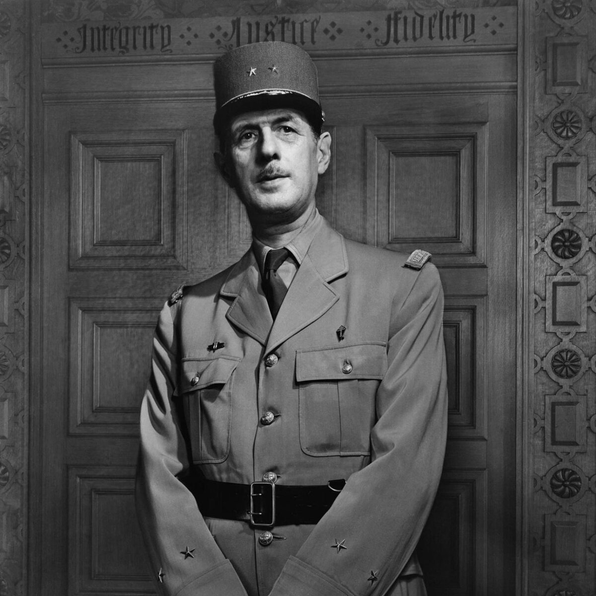 Символ французского Сопротивления, ветеран двух мировых войн, талантливый генерал и политик, основатель Пятой республики. Всё это — Шарль де Голль.