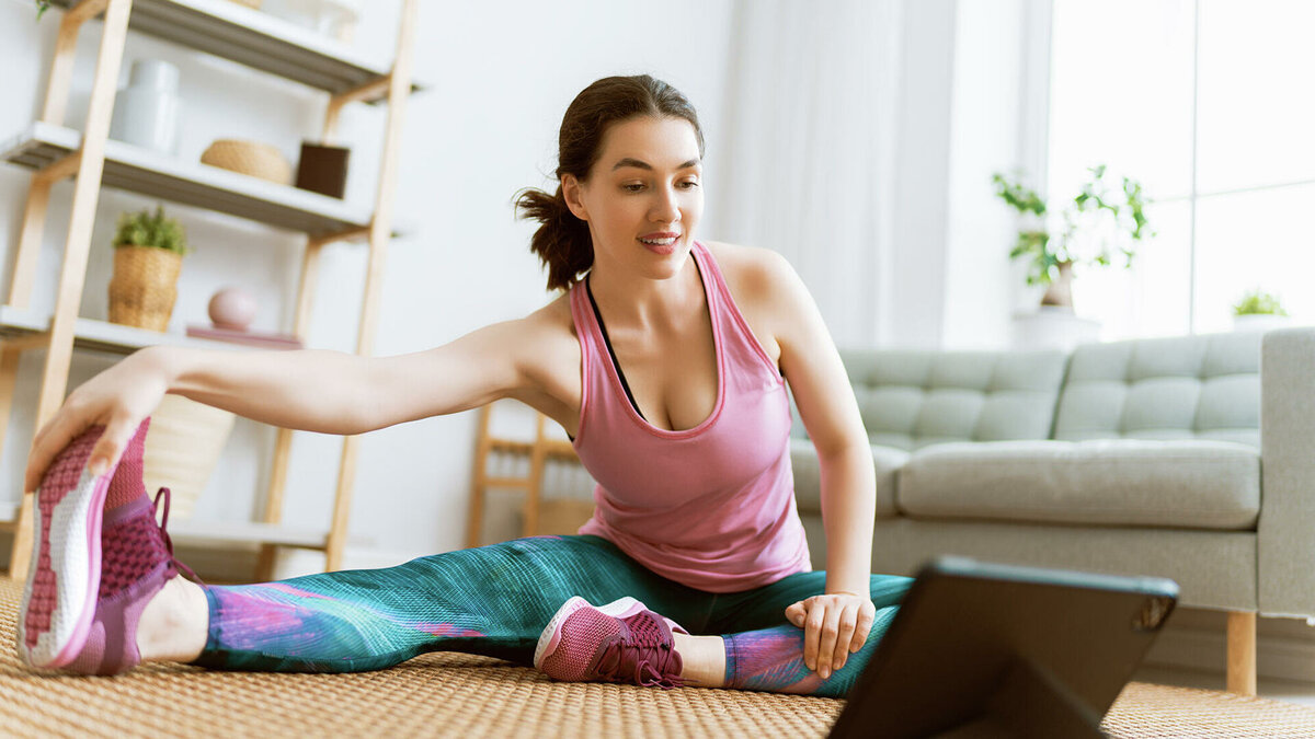 Спорт после праздников. Юные тела. Цигун оздоровительный комплекс гимнастика. Женские занятия по дому. Человек делает зарядку.