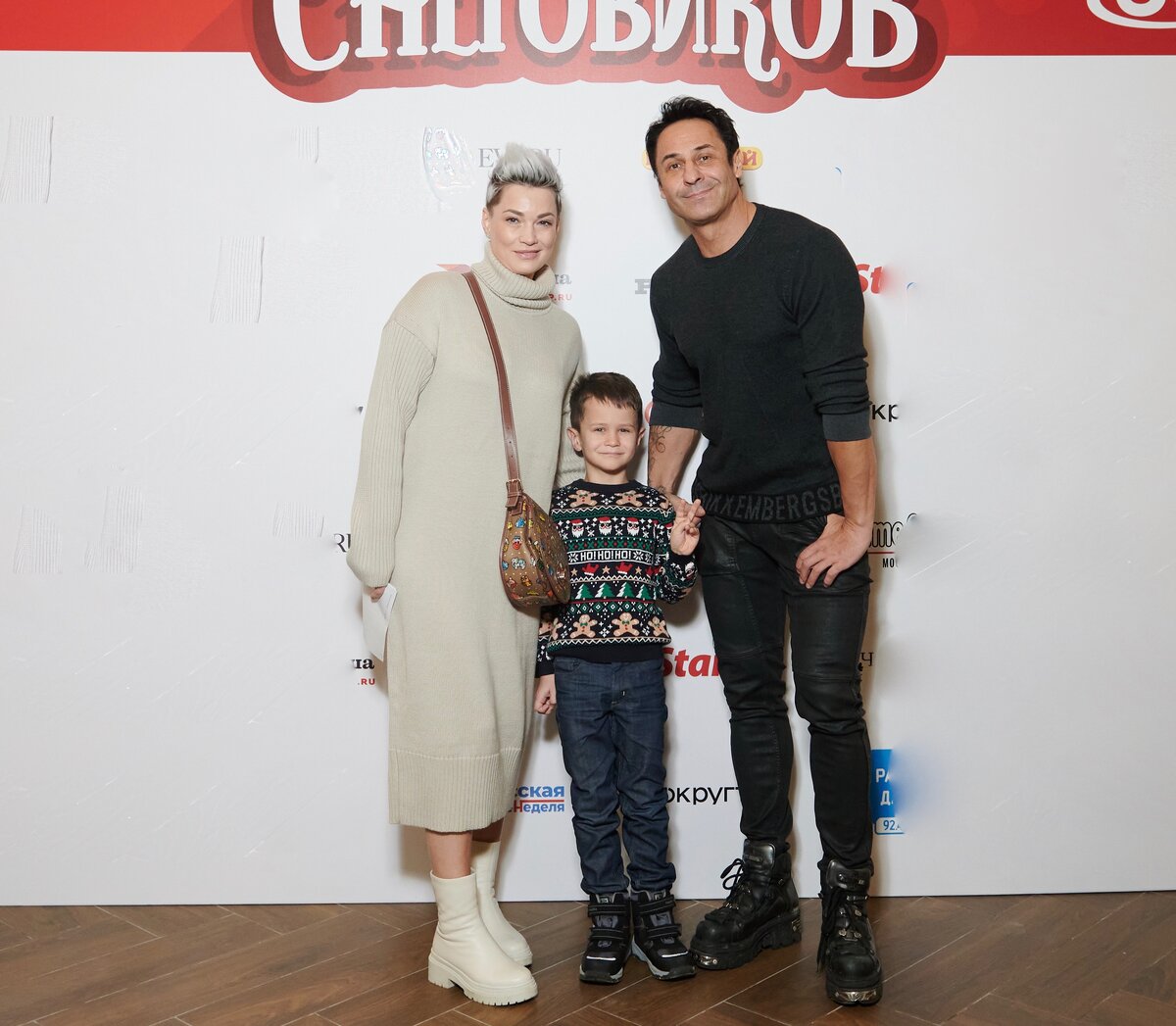     Стас Костюшкин с сыном Мироном и женой Юлией Материалы пресс-службы