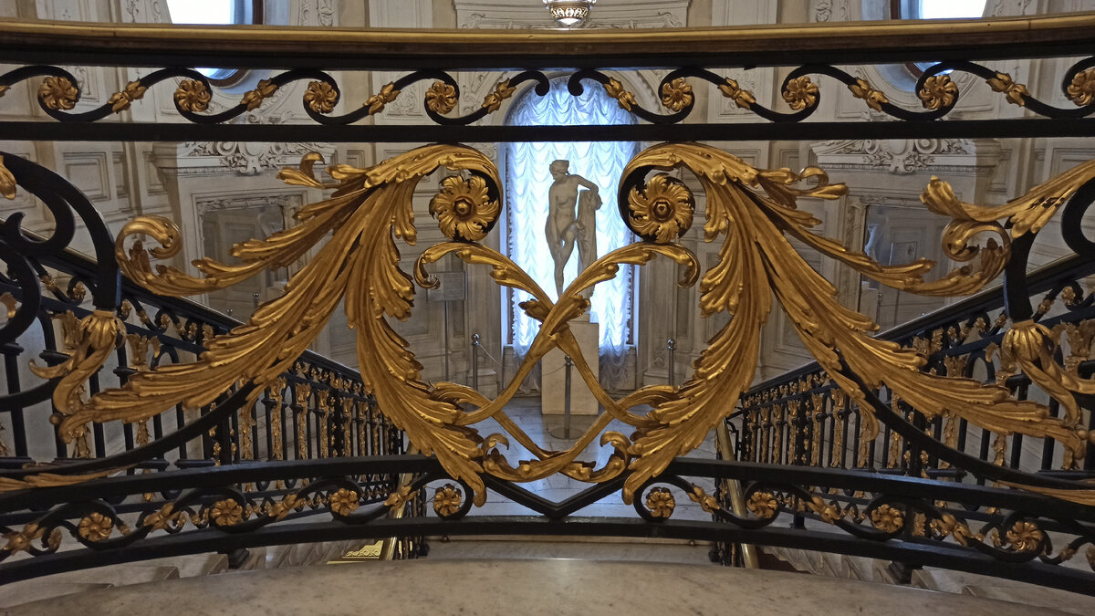 Парадная лестница с площадки 2-го этажа. "Венера снимающая сандалию" гипсовая модель с бронзовой копии, скульптор И.П. Витали. Листайте дальше