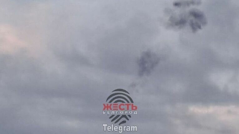 громко в небе над белгородом сегодня. следы от ракет в небе белгород. след от сбитой ракеты в небе. свечение. лучи на небе в белгороде фото.