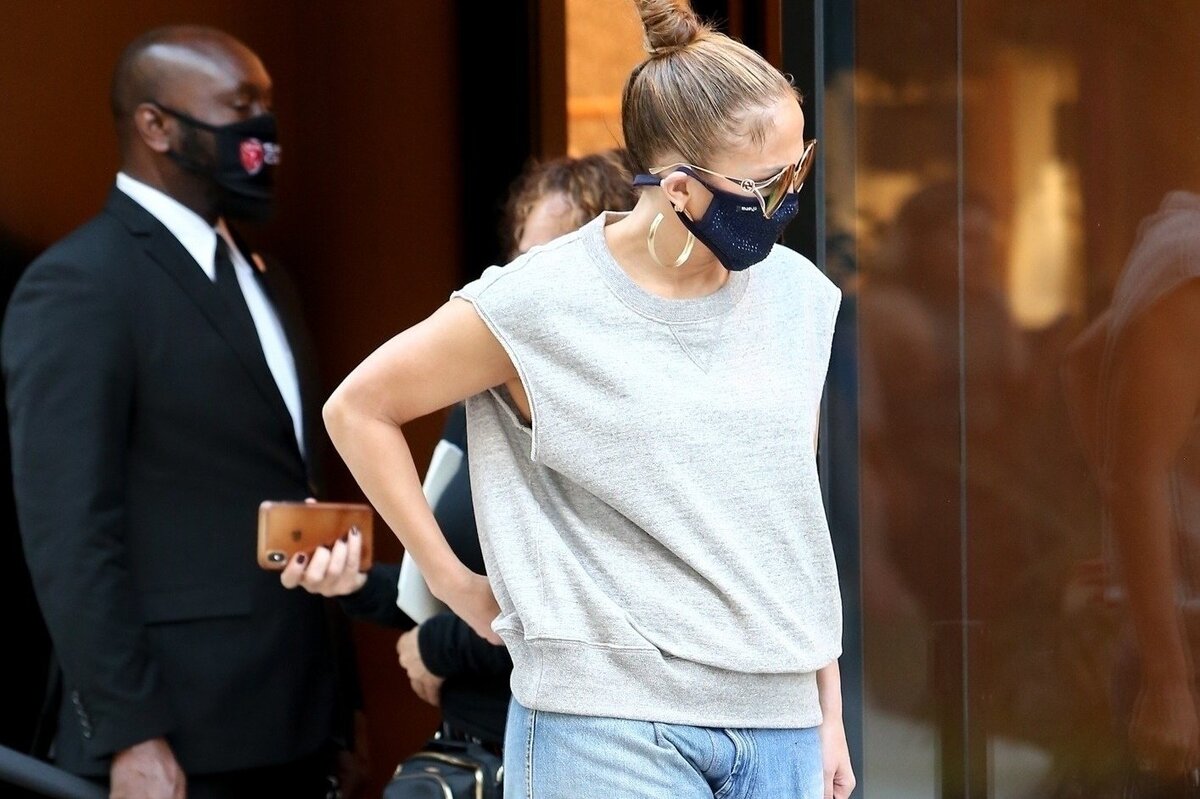     Как носить жилет — учимся на примере Дженнифер Лопес