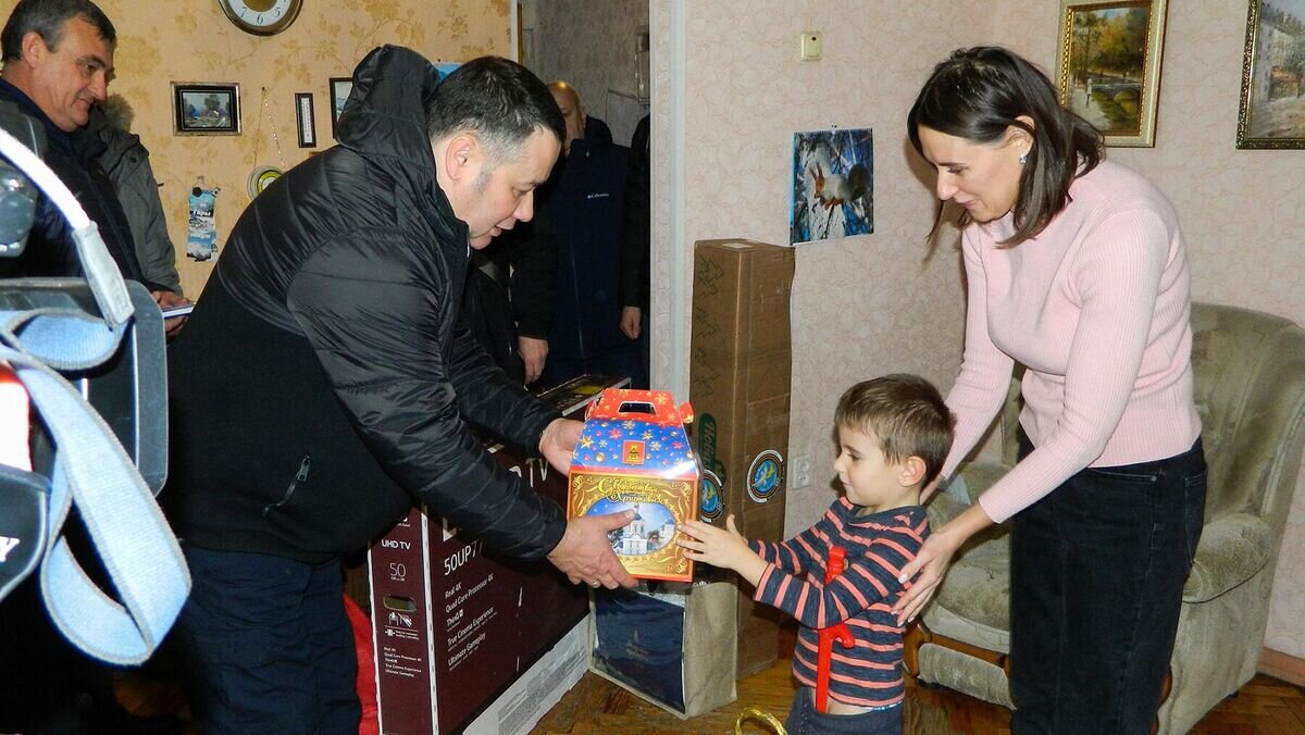    Губернатор Игорь Руденя в Запорожской области лично вручил новогодний подарок участнику акции "Ёлка желаний" 4-летнему Алексею© Фото : Правительство Тверской области