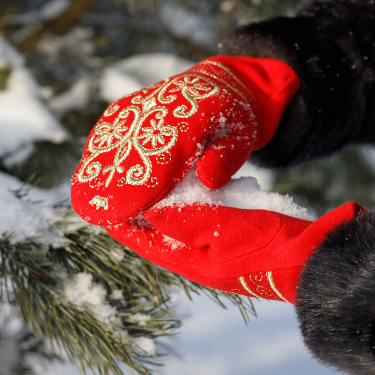 Варежки с золотым узором 