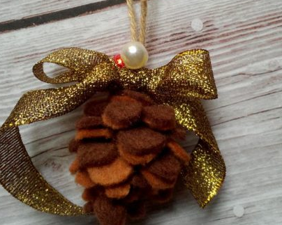 Новогоднее украшение - Шишка из фетра.