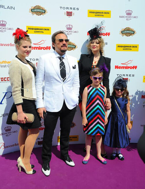 Стас Михайлов вместе с женой Инной воспитывают шестерых детей.