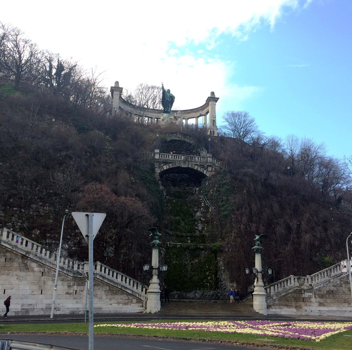 Вид на гору и статую Святого Геллерта, 27 декабря 2017 г.