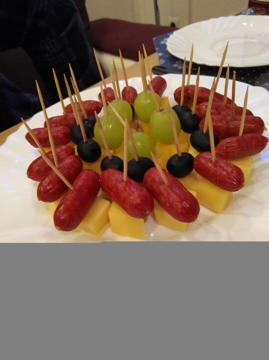 Канапе - это отличный вариант для фуршета или для пикника. Приготовить их может даже ребенок. Я расскажу вам, как приготовить канапе для фуршета.