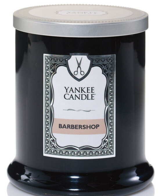 Ароматическая свеча для мужчин Yankee Candle Barbershop окутает вас волшебным ароматом. Свеча в керамической банке выполнена из высококачественного воска. Коллекция представлена в 5 ароматах. Аромат Barbershop — это немного сладкий и пряный, но в то же время и свежий аромат.