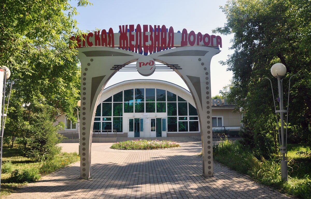 1. Расположена в Центральном парке города Красноярска. Открыта и сдана в эксплуатацию 1 августа 1936 года. Ширина колеи 508 миллиметров. Дорога однопутная; длительное время длина пути составляла 816 метров, после реконструкции в 2007 году длина составляет 1300 метров; дорога круговая.

