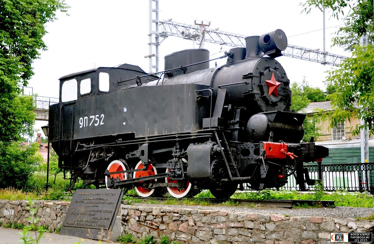  Летом прошлого года ездил на споттинги в Екатеринбург и Пермь... Железнодорожные фото с поездки
Паровоз-памятник 9П-752 на станции Пермь-I

