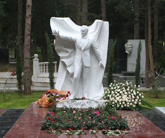 Муслим Магомаев (1942-2008) - певец.