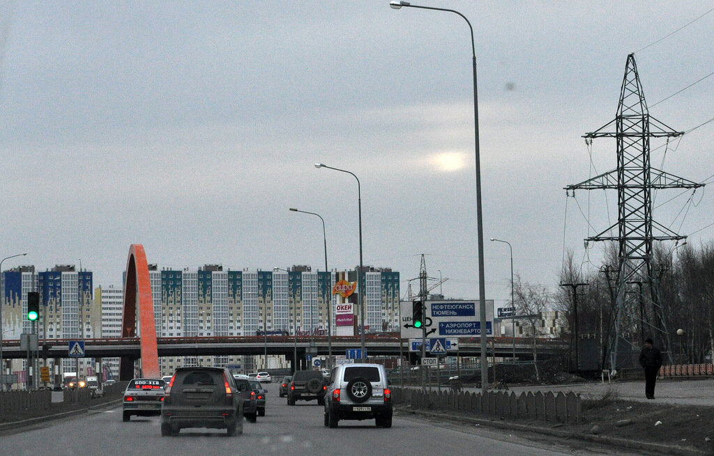  
Пару слов о городе. 
Сургут — город в России в Ханты-Мансийском автономном округе, крупнейший город округа. Крупнейший в Приобье речной порт. Важный узел железных и автодорог (крупнейший на севере Западной Сибири). Основа экономики города — предприятие ОАО «Сургутнефтегаз». В Сургуте работают одни из самых мощных электростанций мира ГРЭС-1 и ГРЭС-2. Численность населения — 325 511 чел. Основан в 1594 году. 


