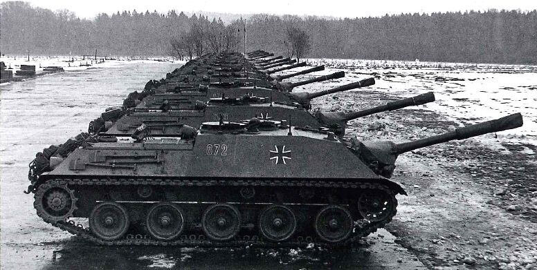 В основу легкого танка легла САУ Kanonejagdpanzer