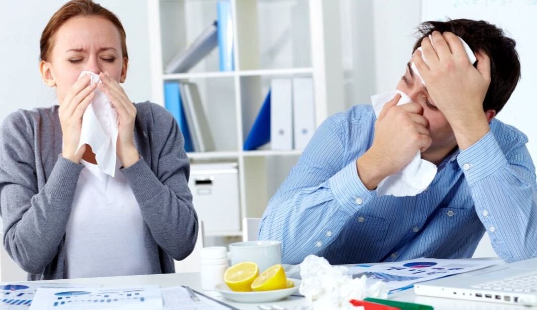 Очень часто бывает так, что промочил ноги, продуло или съел-выпил холодное и на утро или же даже под вечер того же дня горло сразу дает о себе знать нестерпимой болью. Это очень неприятно. Боль не прекращается, глотать невыносимо, а сосательные таблетки надолго не помогают. 