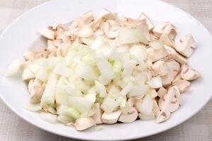 Лук очистите от кожуры, а грибы помойте под проточной водой.