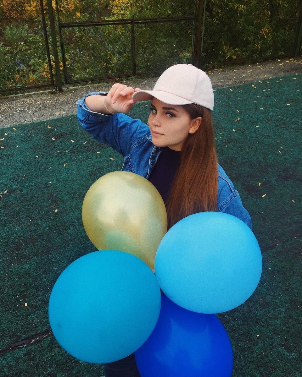 Это весьма интересный вопрос, ибо порой я сама задаю его себе, тем более сейчас, когда на носу сессия, но я решила, что написание ознакомительной статьи будет, конечно же, ГОРАЗДО интереснее. И так, меня зовут Эля, мне 21 год, учусь в университете. Что я собираюсь делать в своем блоге? Я собираюсь творить! Очень хочется делиться с вами не только своими мыслями, идеями, но и писать на такие актуальные темы как: монетизация своего блога в инстаграм, как зарабатывать занимаясь фрилансом, как выйти на доход в инстаграм уже в первый месяц и так далее. Думаю, моим читателям будет интересно, ведь сейчас именно то самое время, когда можно строить бизнес и хорошо зарабатывать в интернете. Если вам интересно, обязательно подписывайтесь, или, как тут это называется? Следите за новостями, я уверена, эта информация будет для вас интересна, а для кого-то супер новой! 
