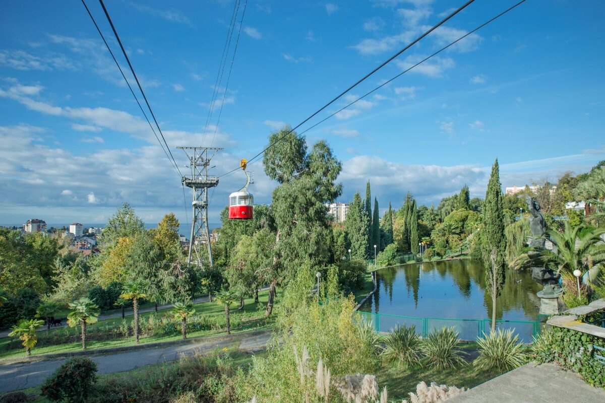 На фотографии изображен пансионат в городе Сочи.
