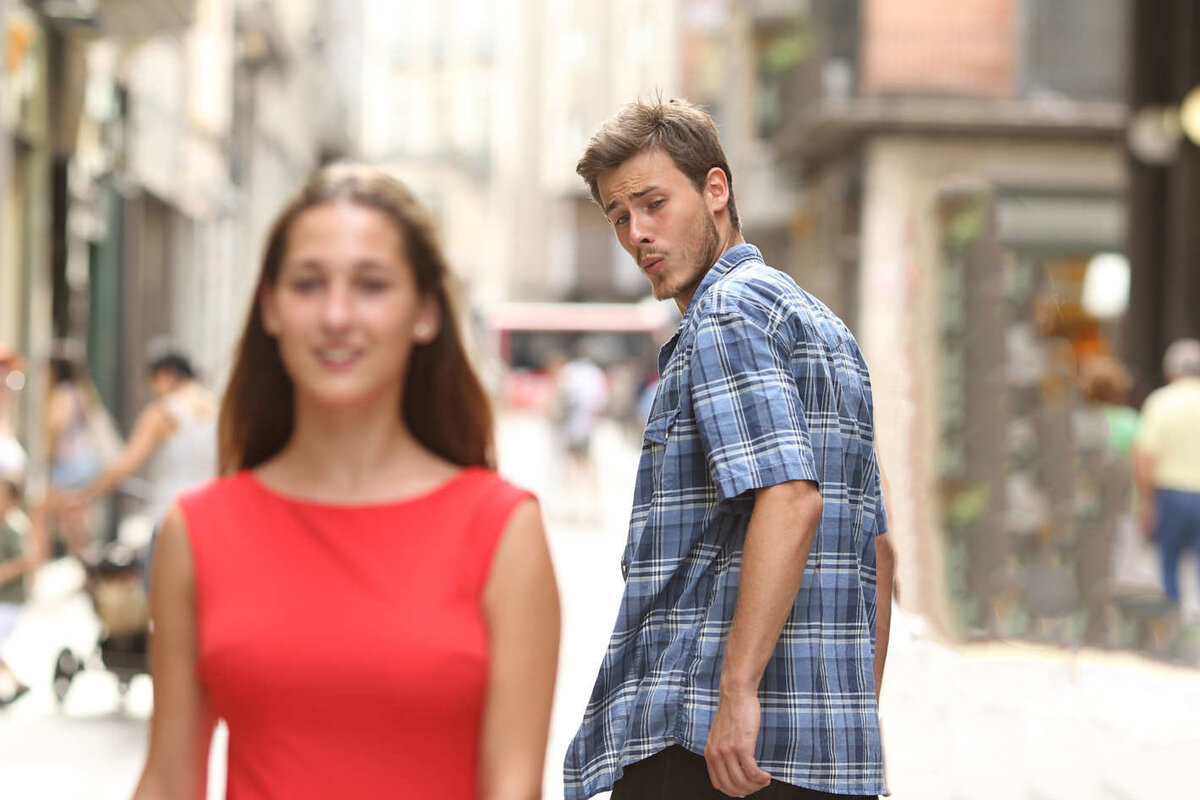 Неверный парень. Мем про girlfriend. Мем неверный парень. Distracted boyfriend оригинал.