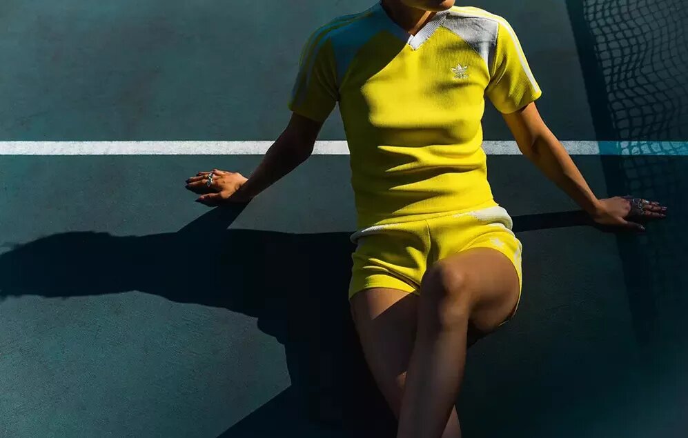    Дэниэль Катари заставила adidas originals по-новому взглянуть на спортивные костюмы. Спортивные костюмы – тема Дэниэль Катари, особенно учитывая ее гимнастическое детство.
