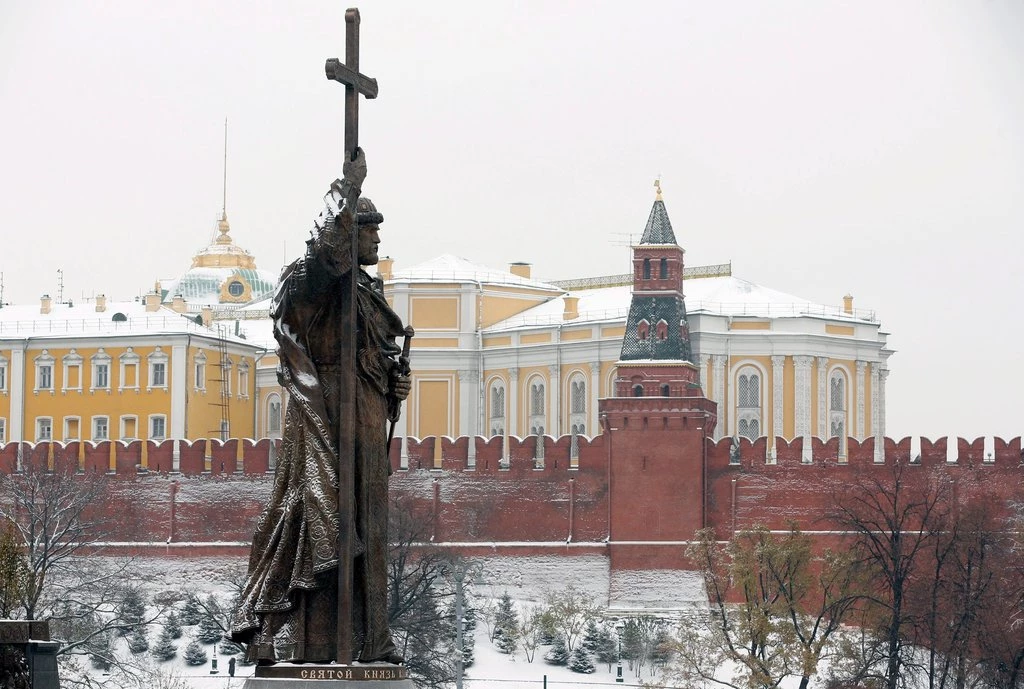 Памятник владимиру в москве на красной площади