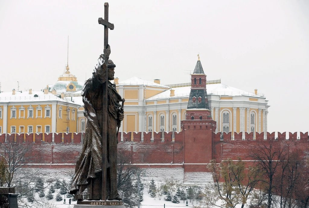 Князь москва. Памятник Владимиру в Москве. Памятник Владимиру у Кремля. Москва Кремль князь Владимир. Памятник возле Кремля в Москве.