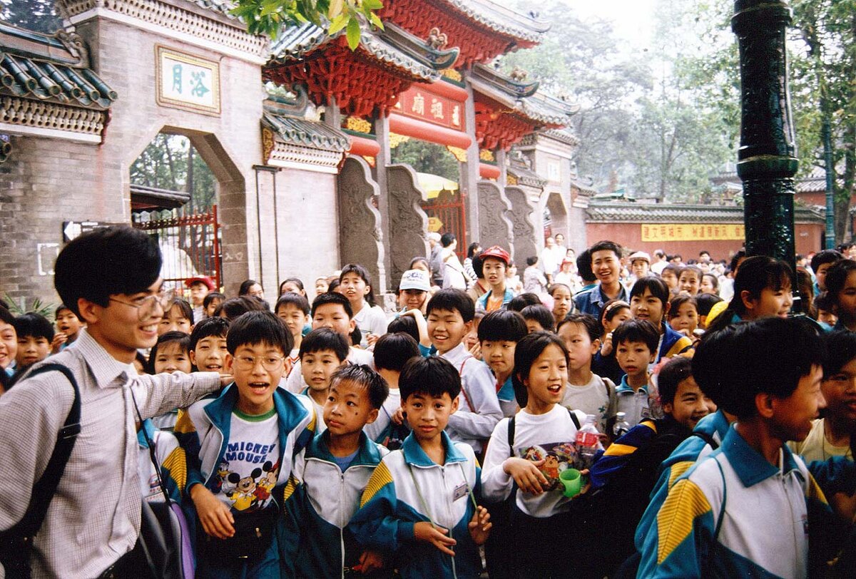 Китайская школа видео. Китайская школа. Школьники в Китае. Начальное образование в Китае. Школа в Китае здание.