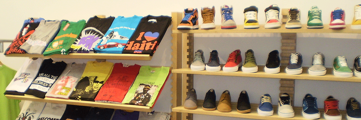 Витрина с футболками. Specifica store. Передвижной магазин. Фабио новембре интерьеры магазина. Прилавки для магазина одежды и обуви.