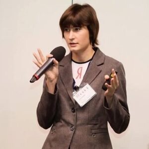   Где можно узнать ИКС?
 Новая метрика будет отображаться в Яндекс.Вебмастере. Метрика ИКС уже посчитана для всех сайтов.Цитата Елены Першиной в ответ на комментарий об эффективности SEO и ссылок для продвижения сайта:
…. Отмечу лишь одно - если с сайтом заигрались плохие оптимизаторы, в том числе плохими методами, на ИКСе это будет видно куда лучше, чем на тИЦ ) 
 Эта новая фича как-то будет учитывать копипаст, а не только как пользователь мышкой повозил по странице? … Воровство контента поощряетcя в угоду поведенческим факторам. На сайте вора может быть меньше или вообще не быть рекламы, т.к. у него никаких издержек на создание контента. Что теперь делать?
 Мы хотим в поиске оригинальности придавать большее значение, чем сейчас. Такие планы есть. Но оригинальность не всегда означает качество. 
 1) ИКС других сайтов, к которым не имеешь прав доступа, можно будет узнать?
2) как часто прогнозируется обновлять ИКС?
 1) Так, как и тИЦ, логика будет такая же. По ИКС для вашего сайта сейчас думаем, как давать чуть больше информации, но это пока планы.
2) Примерно раз в месяц.
 ТИЦ обнулится полностью и расчет уже будет по новому алгоритму?
 тИЦ как параметр вообще не будет больше использоваться. Во всех местах, где он был, появится ИКС.
 1. Для нового сайта на основании чего будет рассчитываться ИКС? Как с нуля Яндекс поймет, что он пригоден при отсутствии данных о ПФ?
2. Можно ли опубликовать некий чек-лист в Вебмастере, по которому вебмастер поймет, где ему скорректировать работу? Потому что не со зла вебмастер может что-то сделать не так.
3. Как именно будет рассчитываться удовлетворенность пользователя?
4. Это достаточно глобальное и интересное введение. Почему бы не провести масштабный тест с серпом в старом виде и новом? И дать пользователю возможность полгодика искать при помощи механизмов старого Яши и нового Яши. Вот, прям экран разделить на две половины и показывать. Или хотя бы тестировать бету на определенном контингенте, регионе.
 1) Ну поиск же в ранжировании новых сайтов с этой задачей справляется, и тут справится. Принцип такой же.
2) Уже есть Диагностика сайта в Вебмастере, там много чего есть. Но мы планируем её сильно доработать, чтобы была реальным чек-листом.
3) По умной формуле, которую мы не озвучиваем, а то зная нрав многих оптимизаторов, будут пытаться придумать, как накрутить. Не хочется, чтобы люди зря время своей жизни тратили.
4) У нас постоянно эксперименты с серпом. Мы ничего без них не выкатываем, стоимость ошибки слишком велика. 
 А не с этим ли нововведением связано то что новые ресурсы не хотят ранжироваться от слова "совсем"?
  Нет, с ИКС  это не связано точно, как и что-либо другое.  Да и не могу сказать, кто сейчас с новыми есть какая-то проблема.
 ИКС это будет что-то на уровне Кармы в Дзене?
  Да, так!
 А как можно будет понять насколько далеко кто от конкурентов, если в вебмастер все видят только свой сайт, ну покажет там допустим цифру 4 и чего это даёт полезного для вебмастера и для бизнеса в целом? Думаете психологически сможете повлиять на  головы людей?))
  С конкурентами можно будет сравниться, как и в случае с ТИЦ. 
 А какие градации оценки качества сайта будут применены? Как при подсчете ТИЦ - 10, 20, 40, 150, 500, 1600 и т.п. или какие то другие?
 Порядок тот же будет. Верно ли утверждение, что сайты в выдаче будут ранжироваться тупо по иксам? Есть ли какие-то факторы, использующиеся в нынешней формуле, которые не будут учитываться при расчет Х?
 Сам факт пересчета ИКС на ранжирование никак не влияет. Это просто момент обновления тех данных, которые мы насобирали за прошедшее время.
 Значит ли это что при падении позиций сайта я буду наблюдать падение ИКС и наоборот - при увеличении позиций ИКС тоже будет расти?
 Корреляция может быть заметна, так как наша задача в том, чтобы ИСК отображал реальное качество сайта.
 А на ранжирование напрямую (т.е. как один из факторов) ИКС будет влиять, или просто будет считаться постфактум для вебмастеров, как сводная оценка качества сайта?
 При подсчете ИКС учитываются те же данные, какие мы учитываем в ранжировании, не очень поняла, зачем их еще раз учитывать уже в виде ИКСа.
 1. Показатель ИКС будет "бесконечным", как, например, ТИЦ у yandex.ru сейчас 380.000? Или он будет более скромным?
2. Если у моего сайта ИКС 1000, а у конкурента 2000, значит ли что сайт конкурента в 2 раз качественнее моего?
3. Если у моего сайта ИКС 1000, а у конкурента 2000, значит ли что сайт конкурента посещает с Яндекса в 2 раз больше посетителей (примерно)?
4. Показатель ИКС будет абсолютным или относительным? Например, мой сайт самый лучший в нише (по мнению Яндекс) и у него ИКС 1000. Будут ли ИКСы сайтов конкурентов рассчитываться относительно ИКСа моего сайта?
5. Будет ли ИКС зависеть от тематики?
6. Будет ли ИКС зависеть от типа сайта (коммерческий или информационный)?
 1. Порядок такой же, как у тИЦ.
2. Это можно так интерпретировать. По крайней мере, точно можно сказать, что Яндекс считает конкурентный сайт более качественным.
3. ИКС общая метрика без привязки к тематике, но с конкурентами можно сравниться.
4. Ответила выше, тут ИКС аналогичен тИЦ.
5. Пока нет.
6. Пока нет.
1) Изменится ли алгоритм ПС с появлением ИКС измерения.
2) Кто диктует правила ранжирования сайта, алгоритм ПС (в наборе всех правил) или коэффициент ИКС в ранжировании?
3) Выдача поменяется с введением данной единицы?
 1) Сам факт открытия данных по ИКС на ранжирование не влияет, как и его анонс.
2) Качество сайта.
3) Нет, как писала выше, это просто обнародование тех данных, которые у поиска по сайту уже есть.  ТИЦ старого сайта всё же он перейдёт в новый ИКС?
  тИЦ и ИКС не связаны. Ничего не наследуется, не переживайте.
 Начали прилетать отметки о нарушениях!  Это связано с этими новшествами????
 Нет, никак.
 Будет ли существенная разница в показателях старого ТИЦ и нового ИКС (учитывая ваше пояснение, что диапазон значения будет такой же как у тиц)?
 Да, показатели не наследуются, могут быть значительные отличия (но не обязаны быть).
 Будет ли с появлением Икс повышения страниц  сайта в поиске?
 ИКС отображает то, что есть уже на настоящий момент.  Это следствие, а не причина. 
 1. Можно ли сказать, что новый параметр будет отражать посещаемость сайта и его ранжирование, то есть он будет прямо пропорционален этим двум показателям.
Так как, по логике, чем лучше сайт, тем выше его ранжирование, и тем выше у него посещаемость.
И таким образом, мы сможем увидеть уровень видимости сайтов конкурентов?
2. Как быть с искусственной накруткой посещаемости у конкурентов в таком случае. Если основной показательно качества - время проведенное на сайте, то возможен вариант, что будут закупать нулевые переходы (чтобы понизить качество) и такой "бизнес" начнет процветать.
3. И третий момент. Что делать с оценками в картах, сейчас они могут быть анонимными, это лазейка через, которую могут влиять на качество сайта. Планируется ли убрать возможность ставить оценку без отзыва?
 1. Он отображает уже имеющуюся реальность.
2. Это наша забота, пытаться угадать параметры не имеет особого смысла.
3. Вот тут рассказываем, почему мы не боимся анонимов.
 Может ли падение трафика быть связано с описанными нововведениями?
  Нет, никак. 
  1. Насколько понял ИКС никак не влияет на позиции и в целом алгоритм ранжирования, это показатель уже того что сайт имеет иными словами после ввода величины кардинальных изменений в выдачи не будет, верно?
2. ИКС - показывает качество сайта, и если мой сайт имеет плохую видимость то эта величина и отобразить проблематику сайта, верно?
3. Перерасчет ИКС будет примерно как и ТИЦ раньше, на Ваше усмотрения + по потребности, примерный ориентир раз в месяц? Верно?
4. На ИКС не можно будет повлиять или накрутить ссылками, ПФ и прочим - эта величина будет зависеть от суммы факторов? Верно?
 1. ИКС отражает имеющуюся ситуацию, изменений в ранжирование он не принесет
2. ИКС показывает качество сайта, в качество входит очень много факторов, конкретные мы не называем.
3. Обновляться будет примерно раз в месяц.
4. ИКС нелинеен, и повлиять на него таким образом будет нельзя. 
  Будет ли градация по качеству?
 В смысле, что такой ИКС - хорошо, а такой - плохо? Нет, такого не будет. Каждый сам может понять, какой ИКС для него хороший. Для условного МВидео и начинающего магазина техники, понятно, ИКС будет разный. Но это не значит, что второй плохой. Скорее демонстрирует его зону роста.
  Будет ли видна предыдущая история изменений до дня когда он начнет отображаться в вебмастере?
 Мы хотим дать историю изменений, но только для сайтов, для которых вы являетесь подтвержденным владельцем. Правда, это будет не в момент старта, так как на момент старта история только начнет писаться