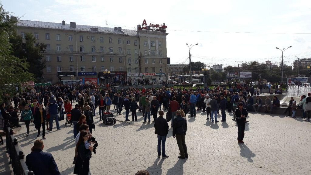 Участники акции против пенсионной реформы на Театральной площади Омска 09.09.18