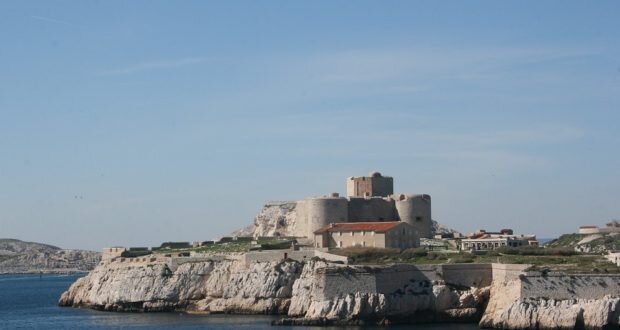 Замок Иф - одна из самых интересных недействующих тюрем, находящаяся на одноименном острове неподалеку от французского города Марсель. Историческая справка.