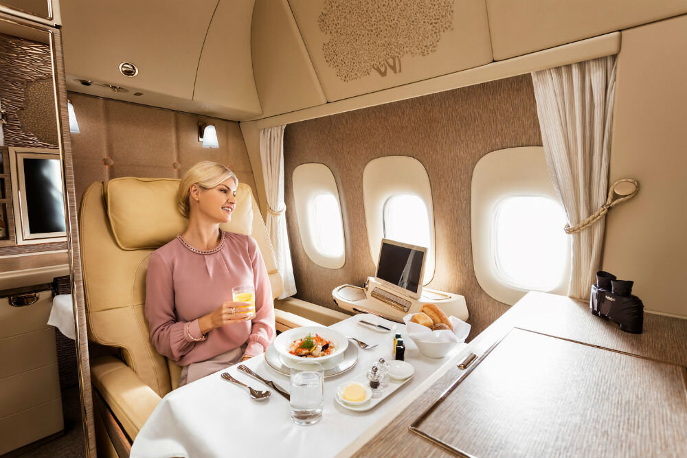 Этихад эйрвейз первый класс. Первый класс emirates a380. Самолёт эмиратес первый класс. Первый класс эмирейтс а380. Первый класс авиакомпании.