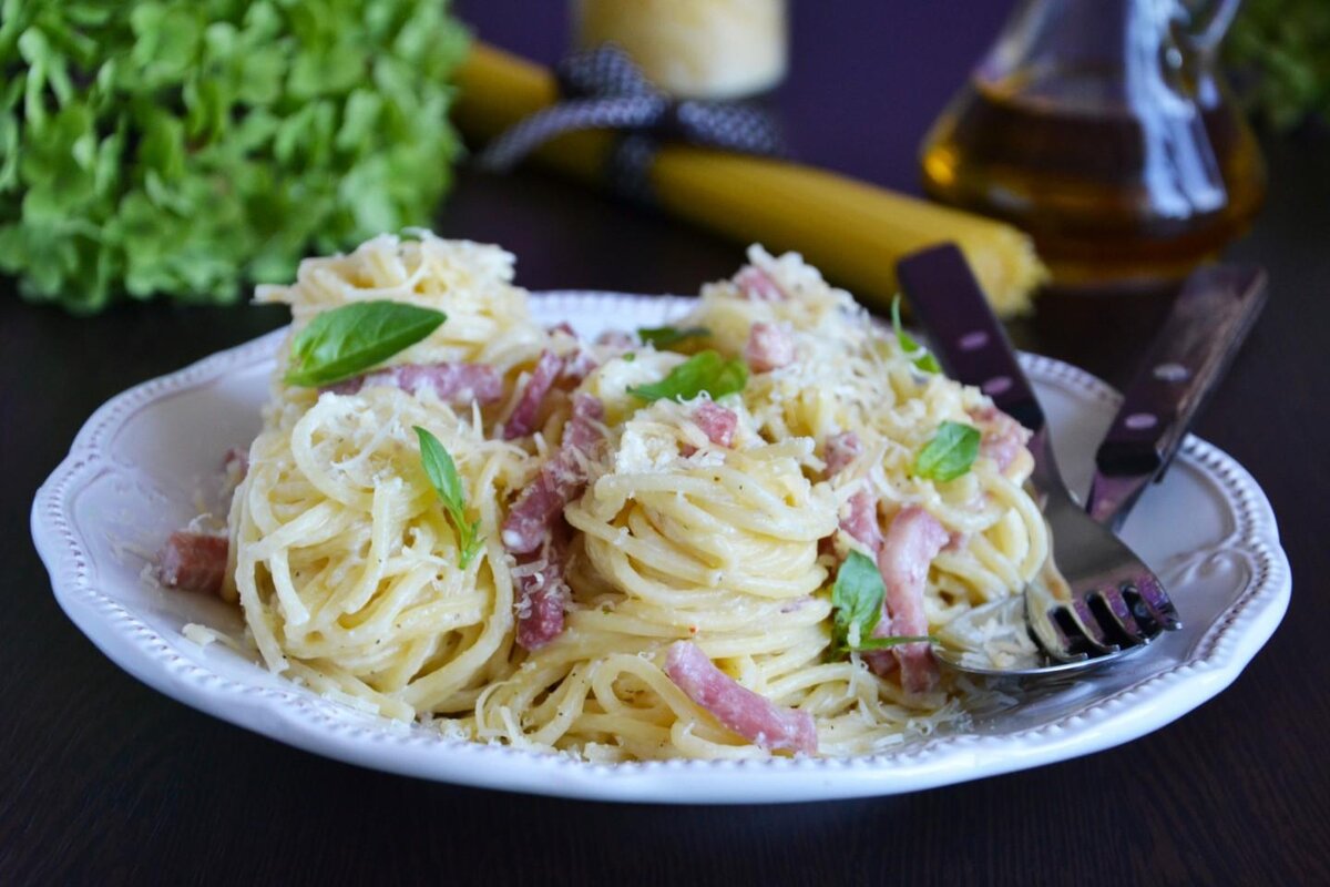 Макароны с ветчиной сыром и помидорами в сливочном соусе