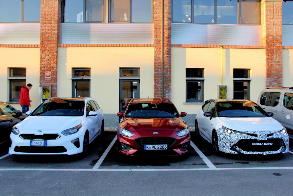 На финальном тесте европейского конкурса Autobest (полигон Вайрано в Италии) три злых конкурента, о которых я последовательно расскажу. Первый отчет о Киа Сид универсал, который приехал в Россию раньше других и засветился на презентации в Сочи.