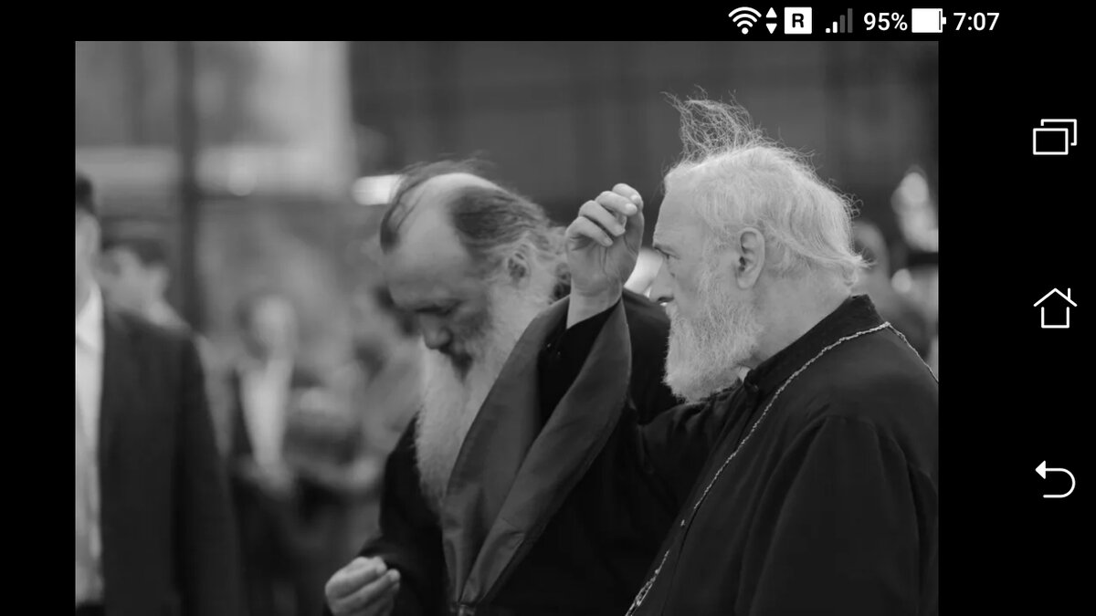 фото наложения креста во время молитвы утром.