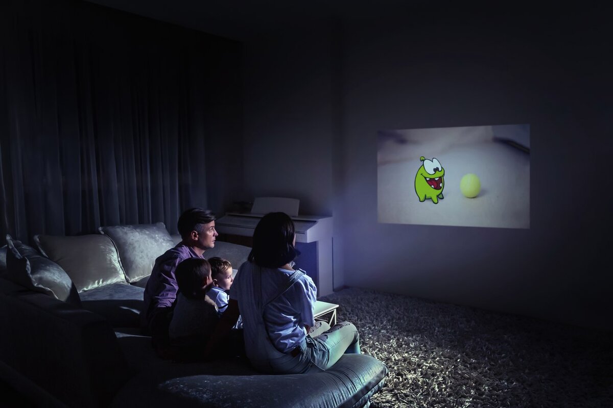 CINEMOOD Storyteller заявляет максимальную диагональ – три метра. На самом деле можно и пять, но чем больше диагональ, тем хуже качество. Оптимальный вариант – метр-полтора. При таком размере и цвета хорошие, и яркости достаточно.