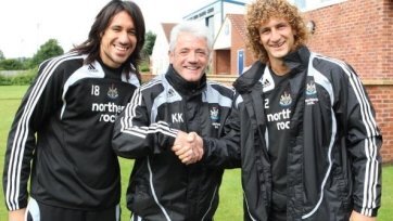 Без поддержки болельщиков ни один клуб не сможет добиваться поставленных задач – эту простую истину готовы подтвердить любые игроки как из категории топ, так и из более слабых дивизионов. Бывает порой так, что человека больше всего поддерживает другой человек – именно так и получилось в 2013-м году в английском «Ньюкасле», когда полузащитник «сорок» Хонас Гутьерресвступил в неравную борьбу с раком, а его лучший друг Фабрисио Колоччини не отходил от аргентинца ни на шаг.
