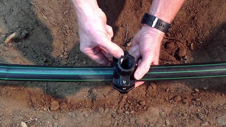 Врезка в полиэтиленовую трубу при помощи седелки