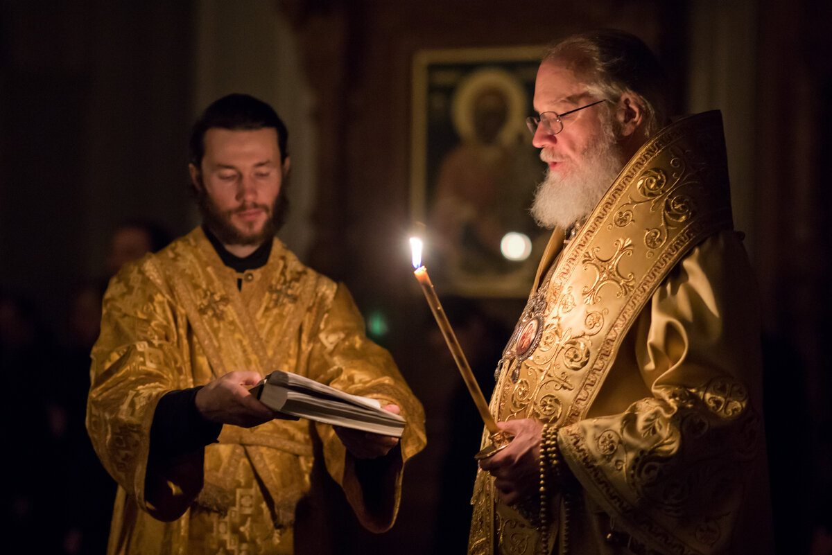 У христианина тоже должен быть оптимистический взгляд на жизнь. Но христианский оптимизм имеет под собой глубочайшее основание: он коренится в нашей вере, в нашем доверии к Богу, Который и есть Господин истории. В основании нашего оптимизма — упование на благую волю Божию. 
