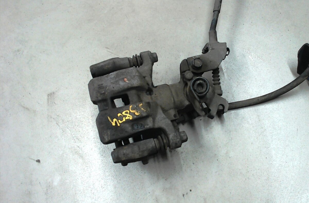 Задний суппорт Мазды 6 совмещён с функцией стояночного тормоза. Стояночный тормоз приводится в действие тросом; рычаг, который тянет трос, прижимает механическим путём поршень суппорта к колодкам. Поэтому при замене колодок на таких суппортах, поршень нужно не просто вдавить внутрь, а еще и вращать по часовой стрелке, чтобы он зашёл внутрь.