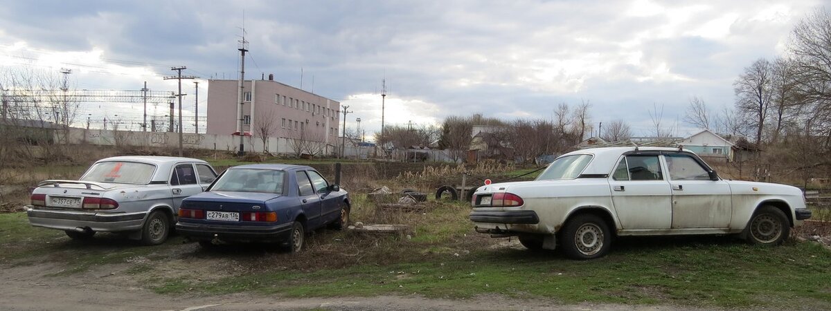 Тренажеры для спасателей и пожарных можно построить и на основе этой техники. Милитари - шоу, машинки можно подготовить как движущиеся мишени или применить в качестве буксировщиков мишеней. А ведь ещё есть Зарница, Орлёнок, хардбол, пейнтбол, страйкбол и т.д. Технику можно доработать: поставить макеты "танковых башен" (их выпускают сразу несколько фирм + энтузиасты", сами башни можно легко сделать вращающимися. Можно заварить проёмы в окнах автомобилей и оставить смотровые щели как в бронетехнике. Лобовое стекло (ветровое стекло) убираем на его место привариваем лист металла с люком у водителя и креплением для пулемёта со стороны пассажира.