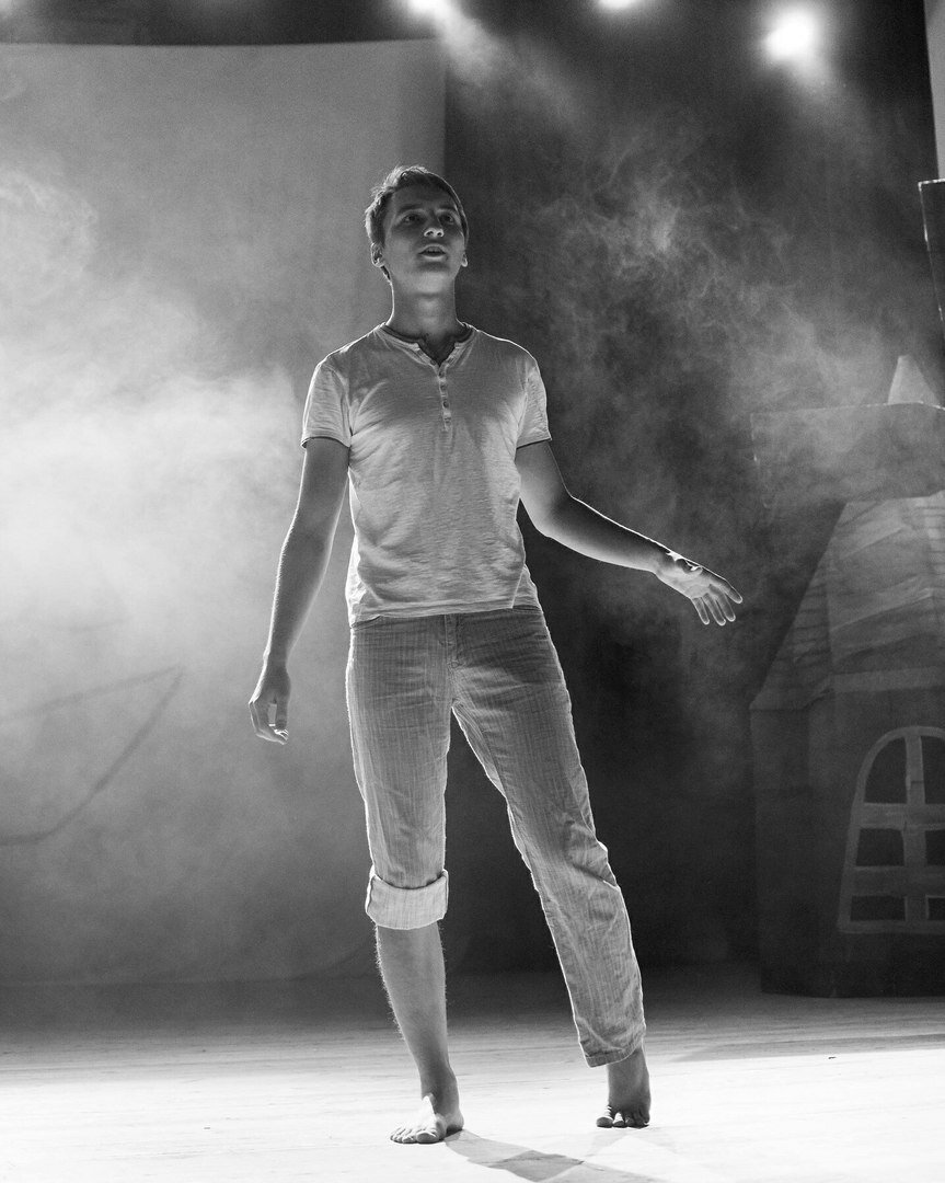 На фотографии изображен Я (все еще молодой и не познавший сессии). Фотография сделана фотографом Студент ТВ