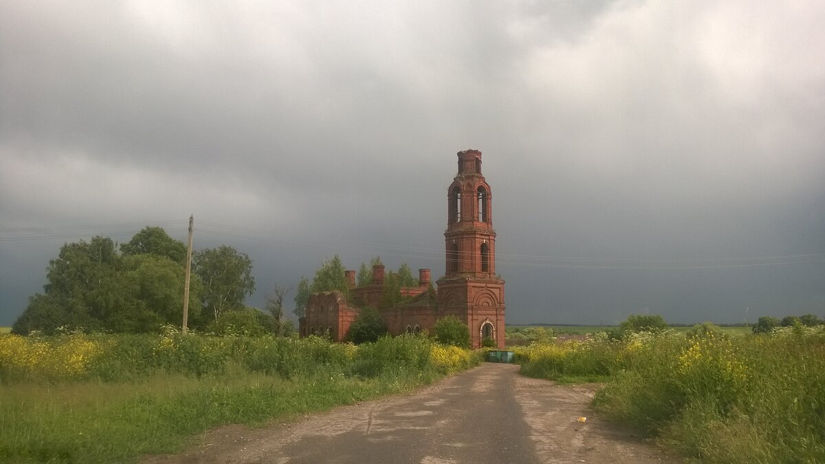 Подъездная дорога и сам храм