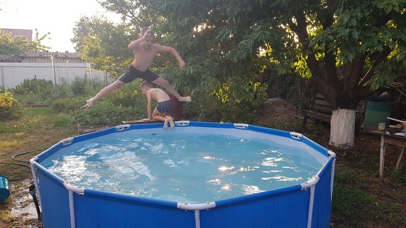 Мой сын ныряет в бассейн